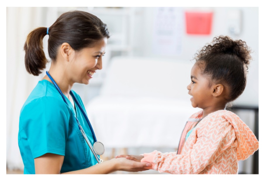 Infirmière souriante accompagnant une enfant par l'hypnose en milieu de soin