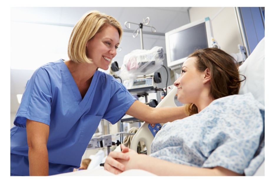 Infirmière au chevet d'une patiente, accompagnement par l'hypnose à l'hôpital