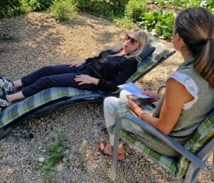 Séance d’hypnose en plein air pendant la formation pour devenir hypnothérapeute